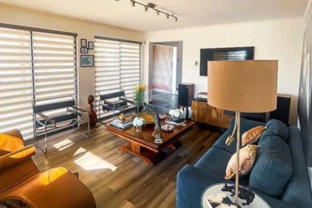 Moderna casa con piscina en jardines del sur