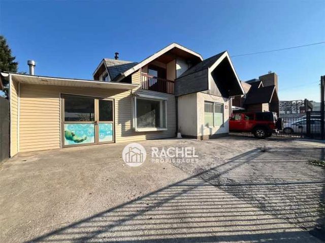 SE ARRIENDA CASA CON DESTINO COMERCIAL Y GRAN TERRENO- Calle Aragón , Sector Torremolinos