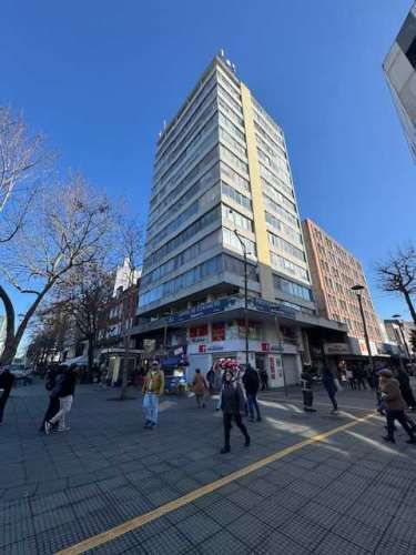 Amplio departamento frente a la Plaza (106887)