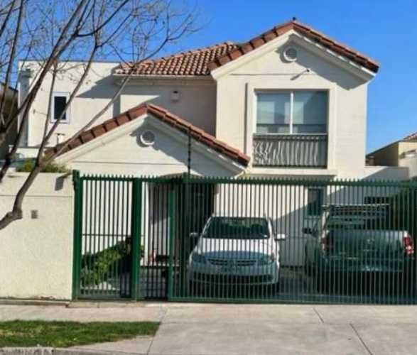 ACOGEDORA PROPIEDAD  EN PRIVILEGIADO SECTOR DE PEÑALOLEN