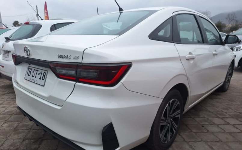 TOYOTA YARIS E 1.5 FULL MEC. AÑO 2024