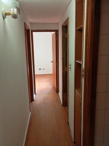 Se arrienda cómodo departamento central