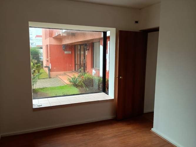 Se arrienda cómodo departamento central