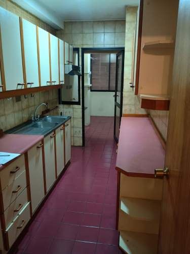 Se arrienda cómodo departamento central