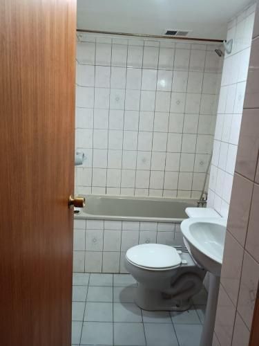 Se arrienda cómodo departamento central