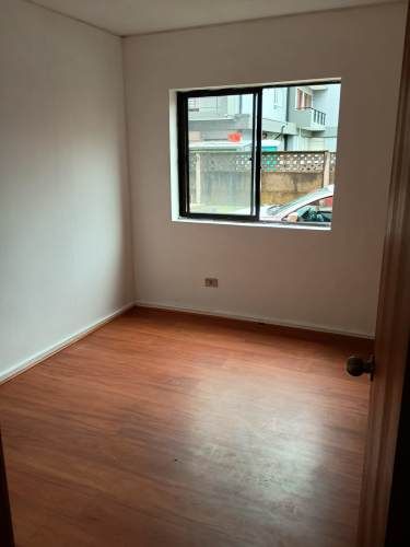 Se arrienda cómodo departamento central