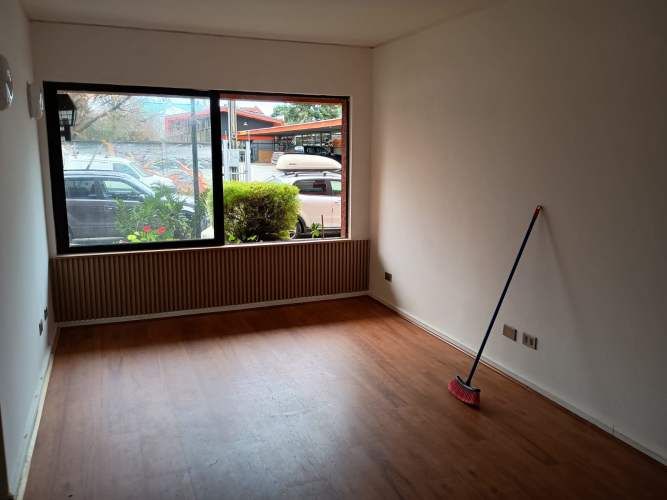 Se arrienda cómodo departamento central