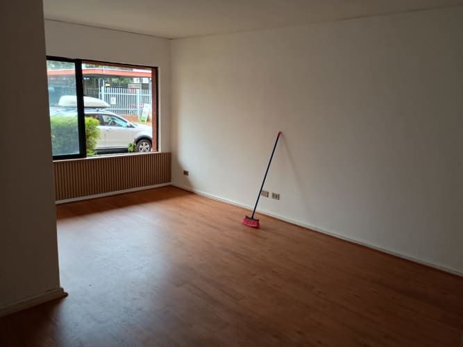 Se arrienda cómodo departamento central