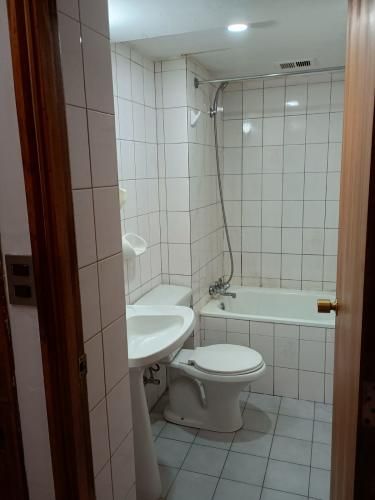 Se arrienda cómodo departamento central