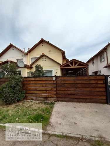 Se vende hermosa casa en exclusivo barrio en Huechuraba, Santiago.-