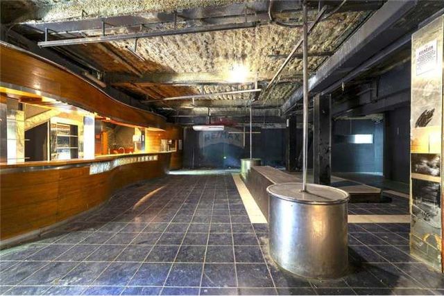 Exclusivo local de 3 niveles con estacionamiento