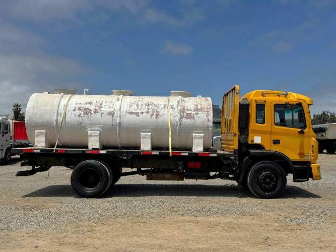 2014 Camión JAC Runner HFC 1134 Carrocería plana con estanque 10.000 lts