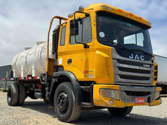 2014 Camión JAC Runner HFC 1134 Carrocería plana con estanque 10.000 lts