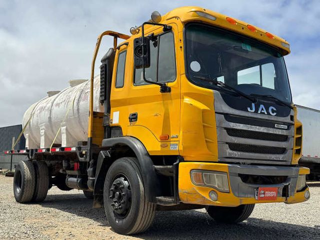 2014 Camión JAC Runner HFC 1134 Carrocería plana con estanque 10.000 lts