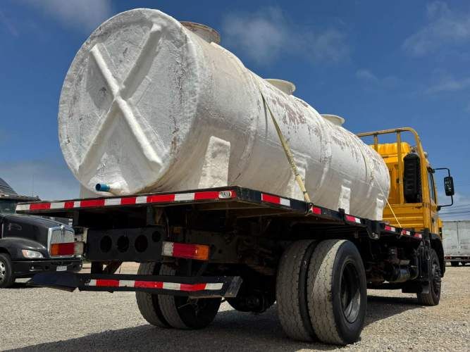 2014 Camión JAC Runner HFC 1134 Carrocería plana con estanque 10.000 lts