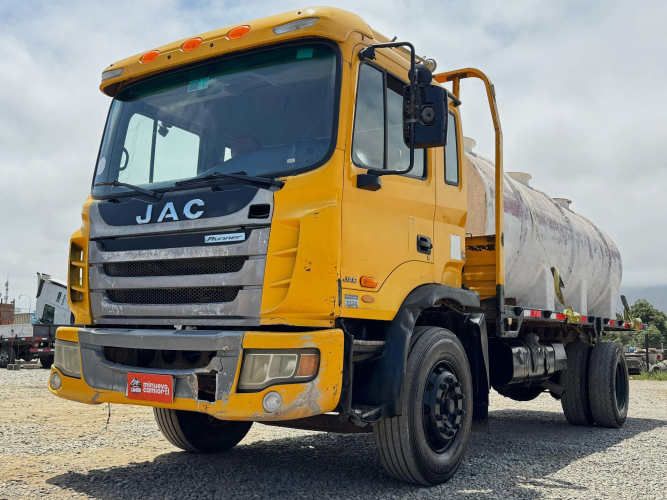 2014 Camión JAC Runner HFC 1134 Carrocería plana con estanque 10.000 lts