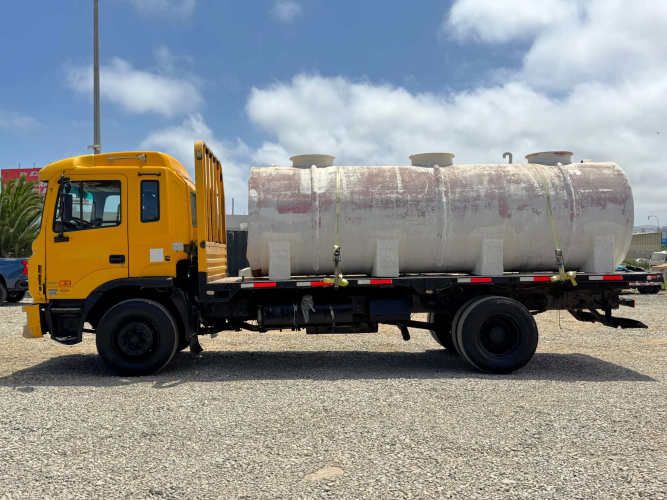 2014 Camión JAC Runner HFC 1134 Carrocería plana con estanque 10.000 lts