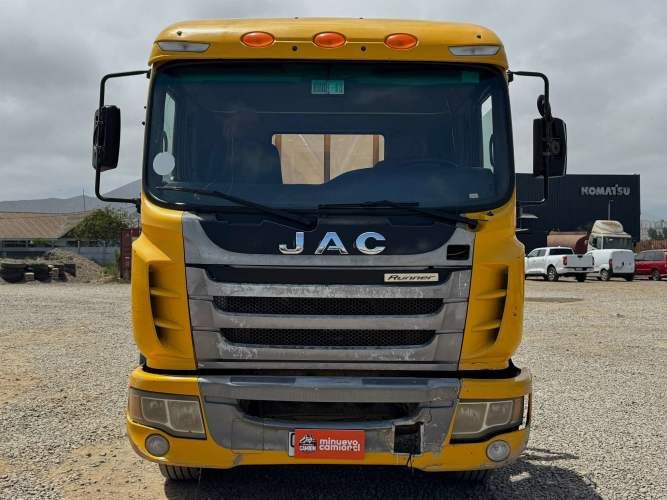 2014 Camión JAC Runner HFC 1134 Carrocería plana con estanque 10.000 lts