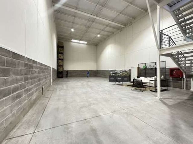 VENTA BODEGA 280M2- BAÑO- ESTACIONAMIENTO- LAMPA