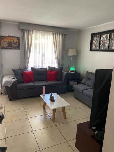 CASA EN CONDOMINIO EN COLINA, CERCANA A TODO