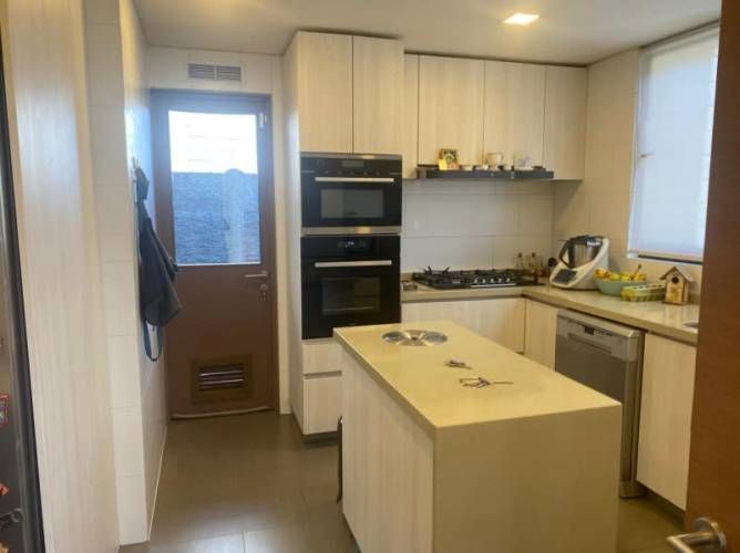 ESPECTACUALAR CASA EN BARRIO CENTENARIO