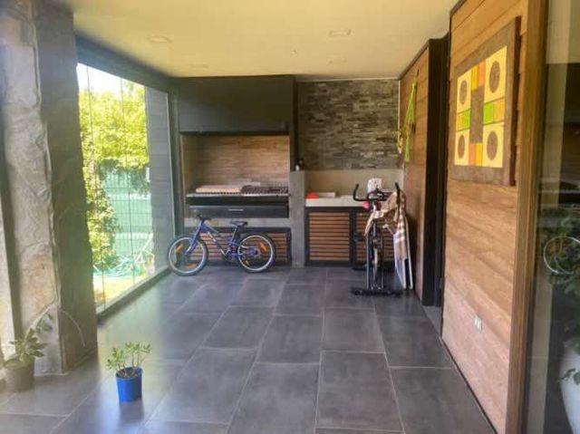 ESPECTACUALAR CASA EN BARRIO CENTENARIO