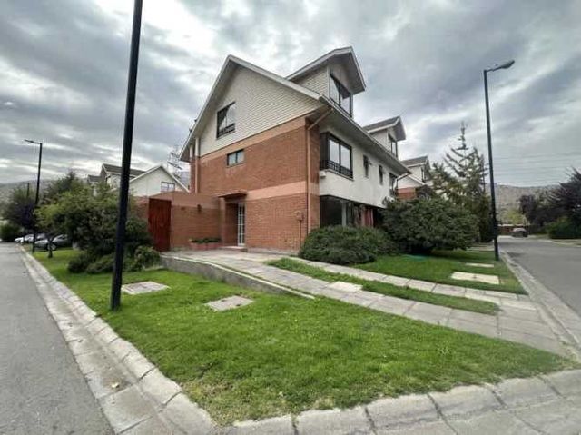 VENTA CASA DE 141M2- 4 DOR -2 B - HUECHURABA