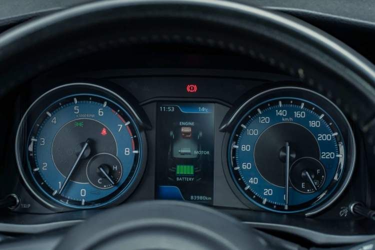 SUZUKI ERTIGA GLX SMART HYBRID MT