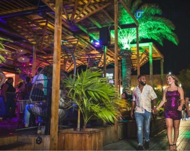 LOCAL COMERCIAL Derecho de llaves de UN RESTO/BAR DE PLAYA EN LA CIUDAD. En Vitacura.