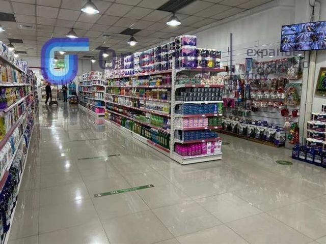 LOCAL COMERCIAL Derecho de llaves de un MINIMARKET GIGANTE y PODEROSO. Situado en una zona Vibrante de la comuna de Santiago Centro.