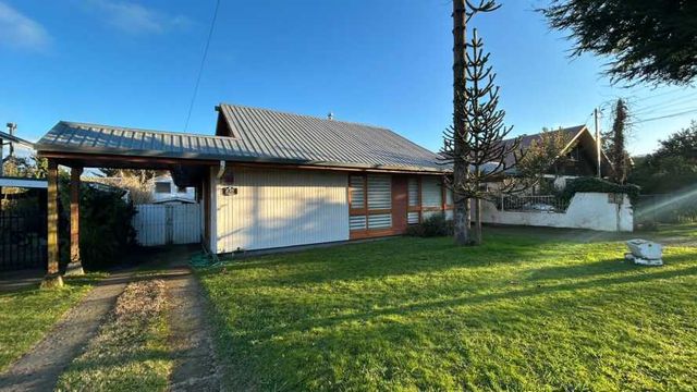 Se vende amplia casa más cabaña en Isla Teja, Valdivia