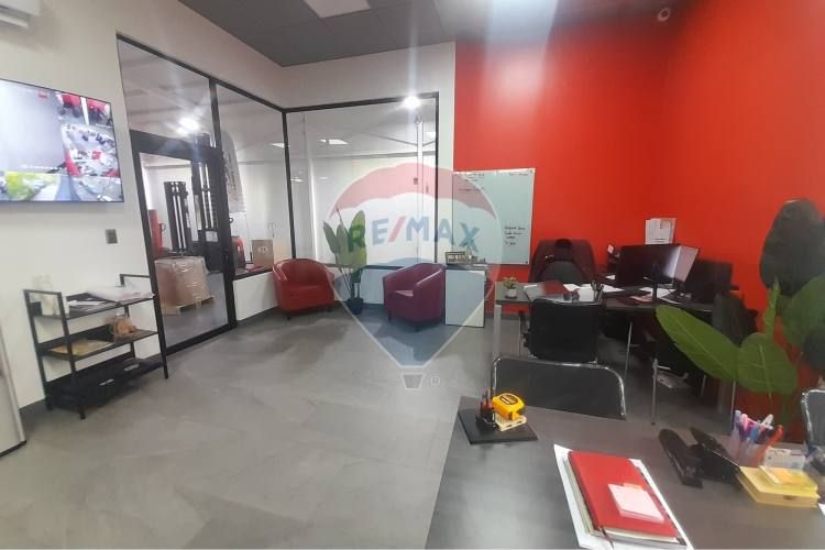 Inmejorable bodega con oficinas