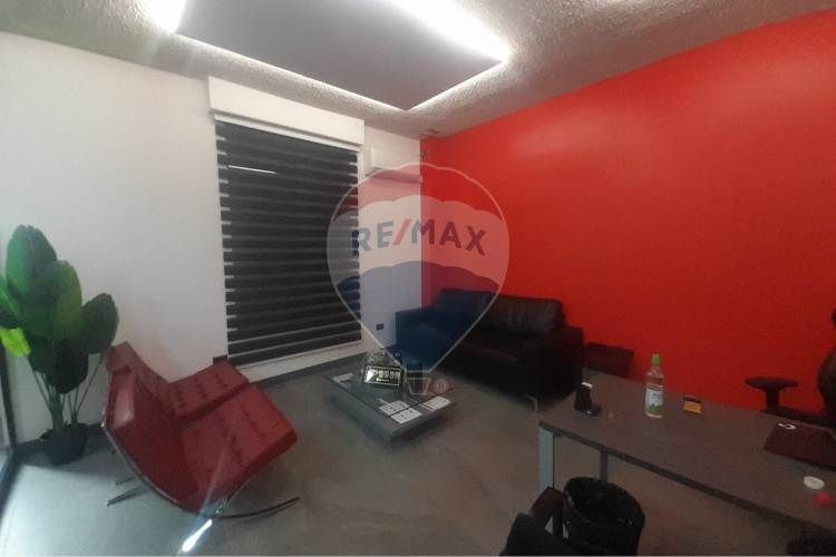 Inmejorable bodega con oficinas