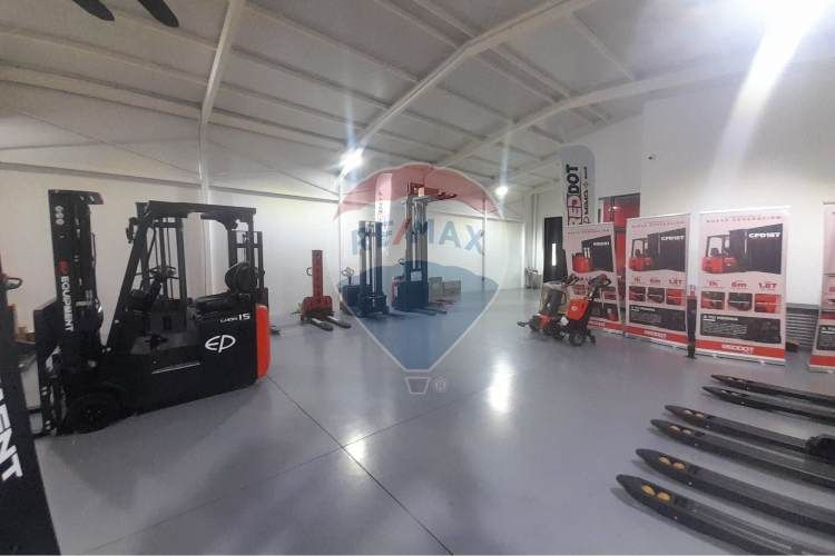 Inmejorable bodega con oficinas