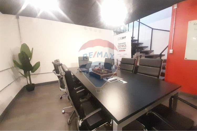 Inmejorable bodega con oficinas