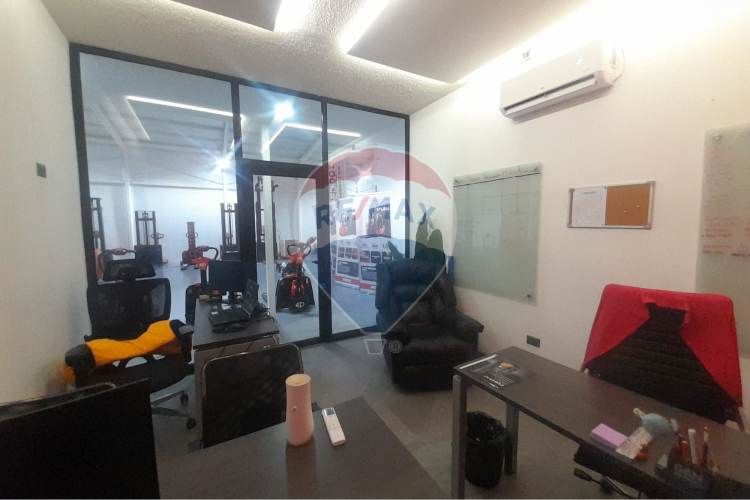 Inmejorable bodega con oficinas