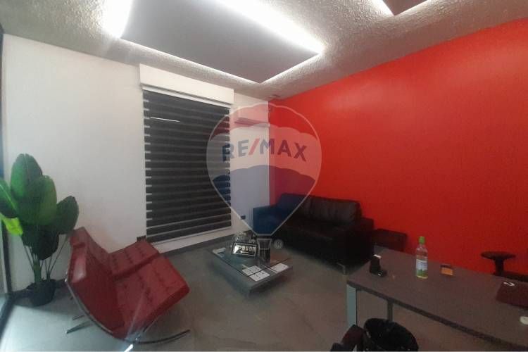 Inmejorable bodega con oficinas