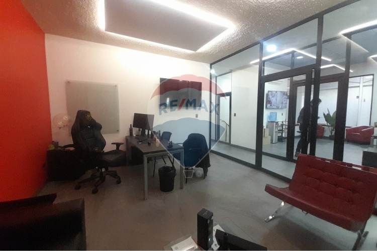 Inmejorable bodega con oficinas