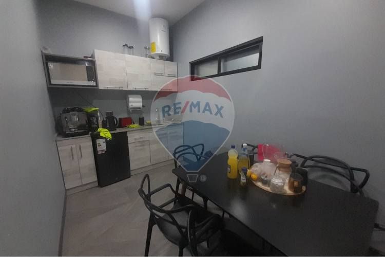 Inmejorable bodega con oficinas