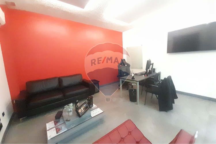 Inmejorable bodega con oficinas