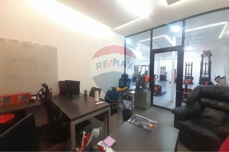 Inmejorable bodega con oficinas