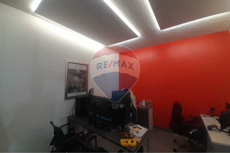 Inmejorable bodega con oficinas