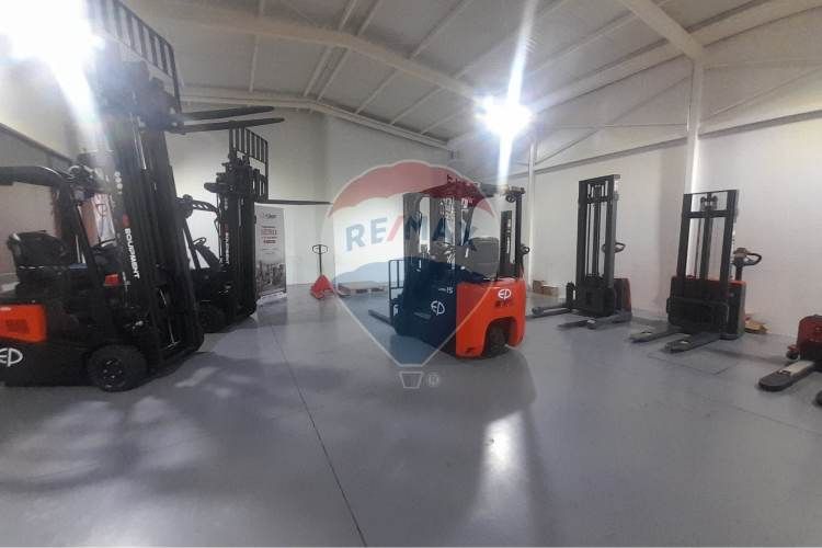 Inmejorable bodega con oficinas