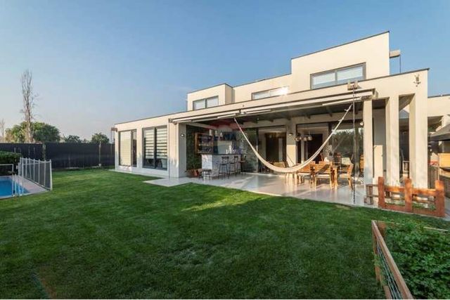 Amplia y acogedora casa, como nueva en chamisero.