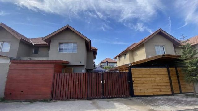 ¡CASA ESPACIOSA EN LAMPA, 4 HAB + 3 BAÑOS!