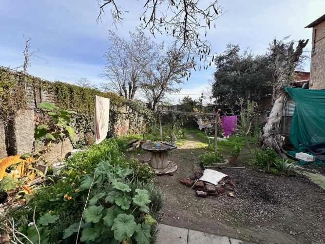 Amplio terreno con casa en Juana Quinel