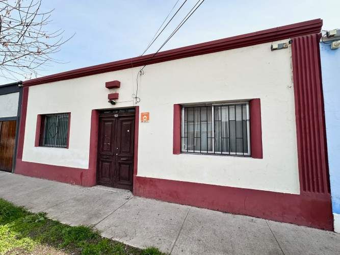 Amplio terreno con casa en Juana Quinel