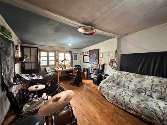 Amplio terreno con casa en Juana Quinel