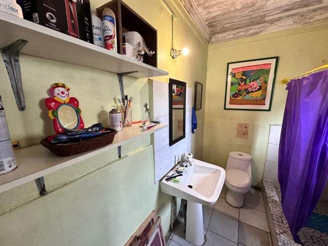 Amplio terreno con casa en Juana Quinel