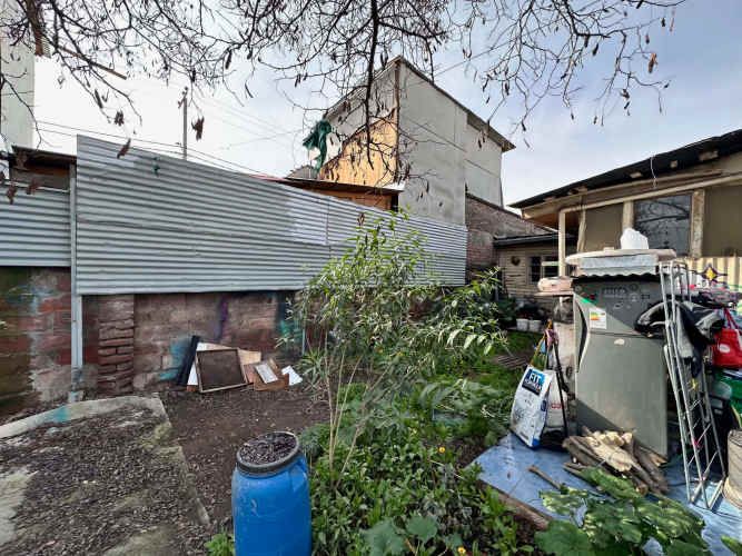 Amplio terreno con casa en Juana Quinel